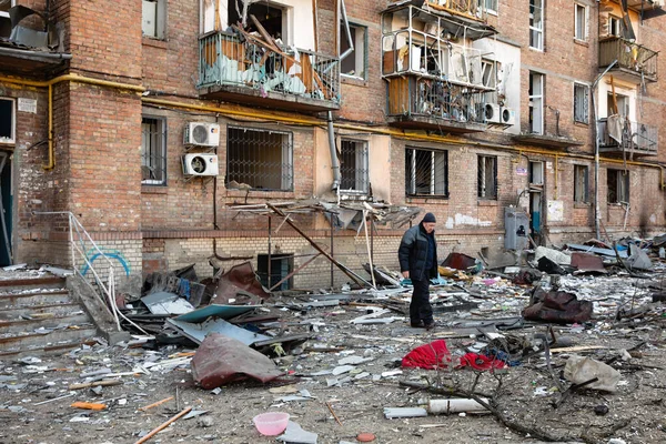 KYIV, UKRAINE - Mar. 18, 2022: Ukrayna 'da savaş. Kyiv 'in Podilskyi ilçesindeki bir bombardıman sonrası hasar gören konut binaları. En az bir kişinin öldüğü ve 19 kişinin yaralandığı bildirildi.