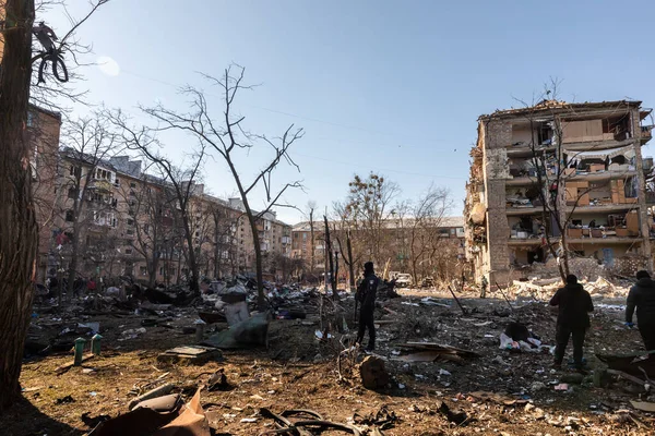 KYIV, UKRAINE - Mar. 18, 2022: Ukrayna 'da savaş. Kyiv 'in Podilskyi ilçesindeki bir bombardıman sonrası hasar gören konut binaları. En az bir kişinin öldüğü ve 19 kişinin yaralandığı bildirildi.