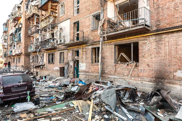 KYIV, UKRAINE - Mar. 18, 2022: Ukrayna 'da savaş. Kyiv 'in Podilskyi ilçesindeki bir bombardıman sonrası hasar gören konut binaları. En az bir kişinin öldüğü ve 19 kişinin yaralandığı bildirildi.