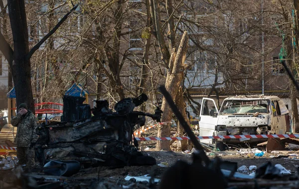 Kyiv Ukraine 2022年8月18日 ウクライナで戦争 キエフのPodilskyi地区のシールの余波で住宅を損傷しました 少なくとも1人が死亡し 19人が負傷した — ストック写真