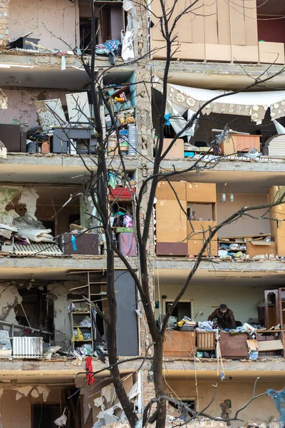 KYIV, UKRAINE - Mar. 18, 2022: Ukrayna 'da savaş. Kyiv 'in Podilskyi ilçesindeki bir bombardıman sonrası hasar gören konut binaları. En az bir kişinin öldüğü ve 19 kişinin yaralandığı bildirildi.