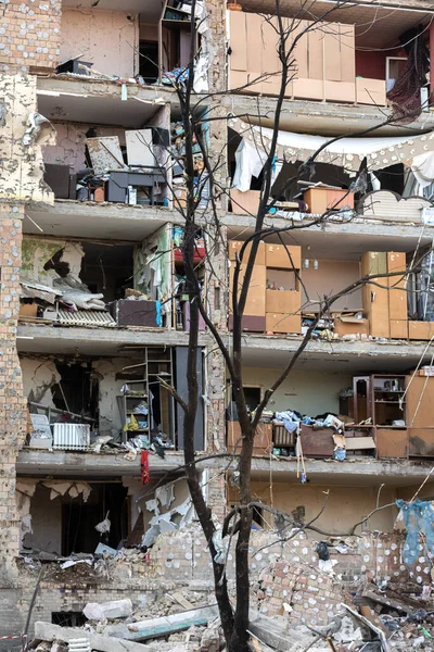 KYIV, UKRAINE - Mar. 18, 2022: Ukrayna 'da savaş. Kyiv 'in Podilskyi ilçesindeki bir bombardıman sonrası hasar gören konut binaları. En az bir kişinin öldüğü ve 19 kişinin yaralandığı bildirildi.