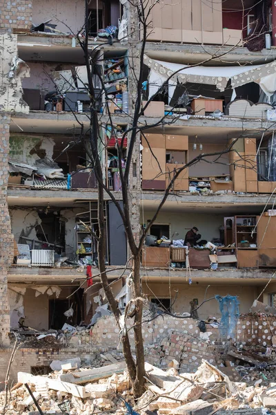 KYIV, UKRAINE - Mar. 18, 2022: Ukrayna 'da savaş. Kyiv 'in Podilskyi ilçesindeki bir bombardıman sonrası hasar gören konut binaları. En az bir kişinin öldüğü ve 19 kişinin yaralandığı bildirildi.
