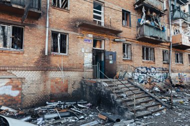 KYIV, UKRAINE - Mar. 18, 2022: Ukrayna 'da savaş. Kyiv 'in Podilskyi ilçesindeki bir bombardıman sonrası hasar gören konut binaları. Kyiv sokaklarında kaos ve yıkım