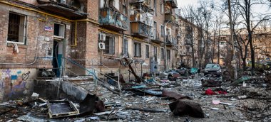 KYIV, UKRAINE - Mar. 18, 2022: Ukrayna 'da savaş. Kyiv 'in Podilskyi ilçesindeki bir bombardıman sonrası hasar gören konut binaları. Kyiv sokaklarında kaos ve yıkım