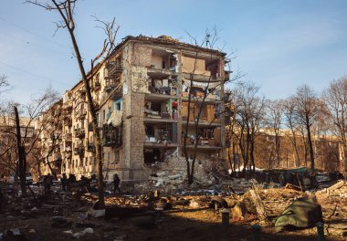 KYIV, UKRAINE - Mar. 18, 2022: Ukrayna 'da savaş. Kyiv 'in Podilskyi ilçesindeki bir bombardıman sonrası hasar gören konut binaları. Kyiv sokaklarında kaos ve yıkım