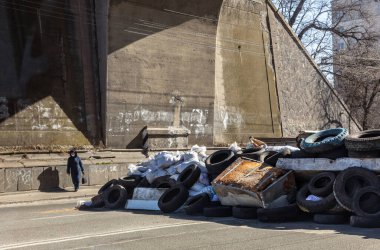 KYIV, UKRAINE - Mar. 18, 2022: Ukrayna 'da savaş. Kyiv sokaklarında barikatlar
