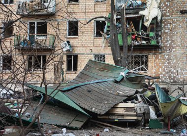 KYIV, UKRAINE - Mar. 18, 2022: Ukrayna 'da savaş. Kyiv 'in Podilskyi ilçesindeki bir bombardıman sonrası hasar gören konut binaları. En az bir kişinin öldüğü ve 19 kişinin yaralandığı bildirildi.