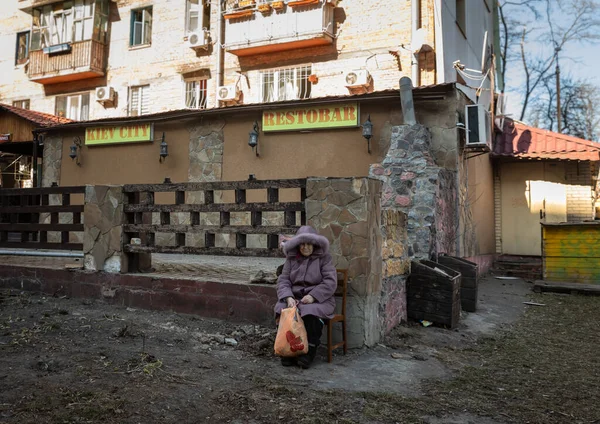 Kyiv Ukraine Mar 2022年 乌克兰战争 一个被毁房屋的老年妇女坐在她家附近 Podilskyi区炮击后被毁的住宅建筑 — 图库照片