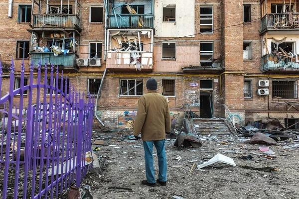 Kyiv Ukraine Mar 2022年 乌克兰战争 基辅Podilskyi区炮击后被毁的住宅建筑 基辅街头的混乱和破坏 — 图库照片