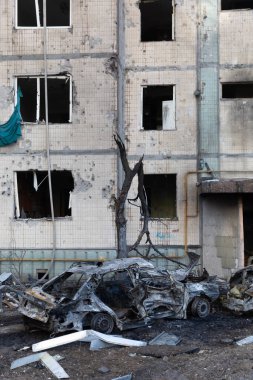 KYIV, UKRAINE - Mar. 20, 2022: Ukrayna 'da savaş. Rus roketinin Kyiv 'e yaptığı saldırı sonucu bina ve araçlar hasar gördü