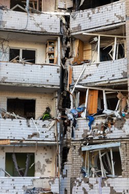 KYIV, UKRAINE - Mar. 20, 2022: Ukrayna 'da savaş. Rus roketinin Kyiv 'e yaptığı saldırı sonucu bina ve araçlar hasar gördü
