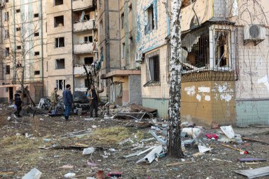 KYIV, UKRAINE - Mar. 20, 2022: Ukrayna 'da savaş. Rus roketinin Kyiv 'e yaptığı saldırı sonucu bina yıkıldı