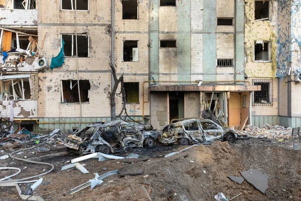 Kyiv Ukraine Mar 2022年 乌克兰战争 在俄罗斯对基辅的火箭袭击后 爆炸漏斗 住宅建筑和汽车被坠落的碎片损坏 — 图库照片