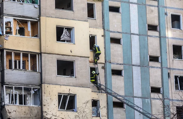 KYIV, UKRAINE - Mar. 20, 2022: Ukrayna 'da savaş. Rus roketinin Kyiv 'e yaptığı saldırı sonucu bina yıkıldı. Kurtarma ekipleri patlamadan sonra binanın durumunu inceliyor.