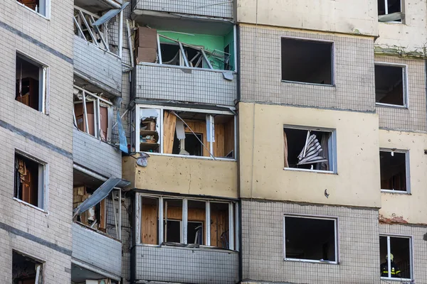 KYIV, UKRAINE - Mar. 20, 2022: Ukrayna 'da savaş. Rus roketinin Kyiv 'e yaptığı saldırı sonucu bina yıkıldı