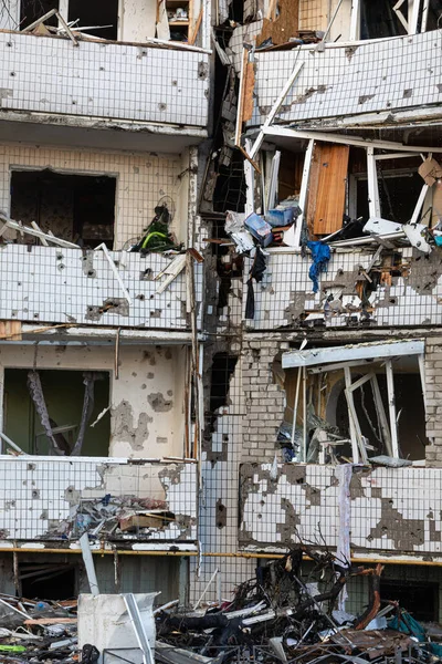 Kyiv Ukraine Mar 2022年 乌克兰战争 俄罗斯对基辅的火箭袭击造成的碎片损坏了住宅建筑 — 图库照片