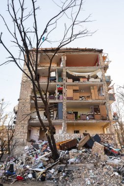 KYIV, UKRAINE - Mar. 21, 2022: Ukrayna 'da savaş. Rus roketinin Kyiv 'e yaptığı saldırı sonucu bina yıkıldı