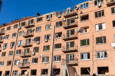 KYIV, UKRAINE - Mar. 21, 2022: Ukrayna 'da savaş. Rus roketinin Kyiv 'e yaptığı saldırı sonucu bina yıkıldı