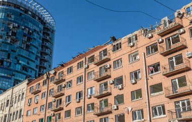 KYIV, UKRAINE - Mar. 21, 2022: Ukrayna 'da savaş. Rus roketinin Kyiv 'e yaptığı saldırı sonucu bina yıkıldı