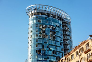 KYIV, UKRAINE - Mar. 21, 2022: Ukrayna 'da savaş. Rus roketinin Kyiv 'e yaptığı saldırı sonucu bina yıkıldı