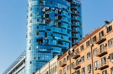 KYIV, UKRAINE - Mar. 21, 2022: Ukrayna 'da savaş. Rus roketinin Kyiv 'e yaptığı saldırı sonucu bina yıkıldı