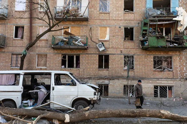 Kyiv Ukraine Maart 2022 Oorlog Oekraïne Residentiële Gebouw Auto Beschadigd — Stockfoto