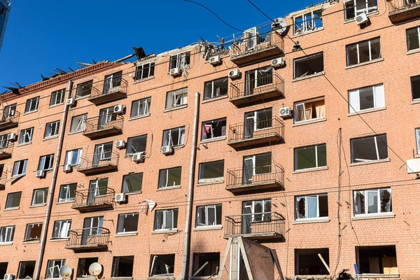 Kyiv Ukraine Mar 2022年 乌克兰战争 俄罗斯对基辅的火箭袭击造成的碎片损坏了住宅建筑 — 图库照片