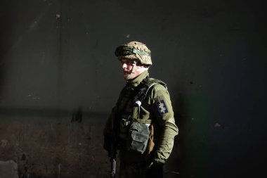 KYIV, UKRAINE - Mar. 22, 2022: Ukrayna 'ya karşı Rusya Savaşı. Kyiv bölge savunma üyelerinin eğitim tatbikatları.