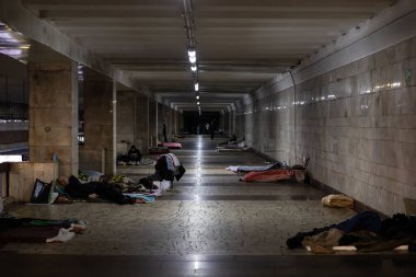 KYIV, UKRAINE - Mar. 25, 2022: Ukrayna 'da savaş. Metro istasyonu, bir roket ve bomba saldırısı sırasında binlerce insana barınak görevi görüyor. İnsanlar metro istasyonunda yerde uyur.