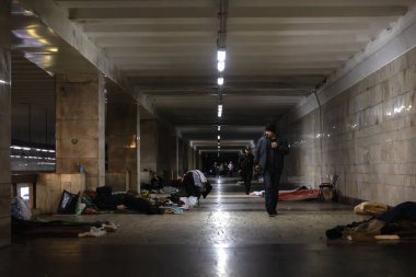 KYIV, UKRAINE - Mar. 25, 2022: Ukrayna 'da savaş. Metro istasyonu, bir roket ve bomba saldırısı sırasında binlerce insana barınak görevi görüyor.