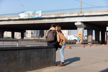 KYIV, UKRAINE - Mar. 25, 2022: Ukrayna 'da savaş. Aşk ve Savaş. Kyiv caddesinde öpüşen genç çift