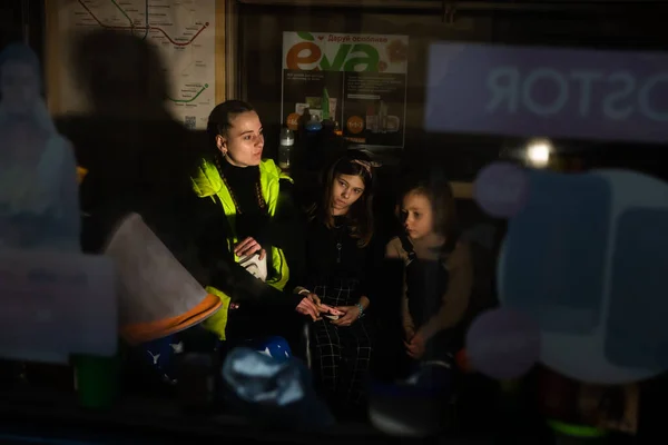 Kyiv Ukraine Mar 2022年 乌克兰战争 带着儿子和侄女住在地铁里的女人 从战争第一天起 她们在地铁里已经住了一个多月了 — 图库照片