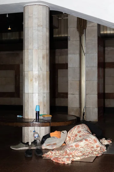Kyiv Ukraine 2022年5月25日 ウクライナ戦争 地下鉄駅は ロケットと爆弾攻撃の間に何千人もの人々の避難所として機能します 地下鉄の駅の床で寝てる男 — ストック写真