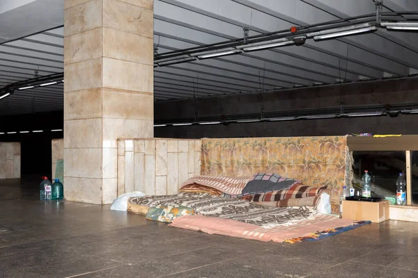Kyiv Ukraine 2022年5月25日 ウクライナ戦争 地下鉄駅は ロケットと爆弾攻撃の間に何千人もの人々の避難所として機能します 地下鉄駅の床に寝室と自作のベッド — ストック写真