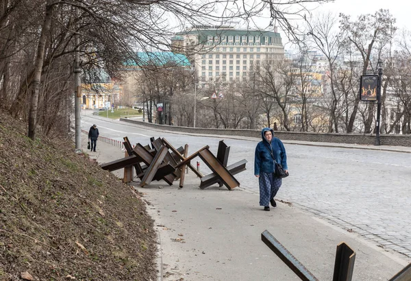 Kyiv Ukrajina Březen 2022 Válka Ukrajině Opuštěné Ulice Osamělí Kolemjdoucí — Stock fotografie