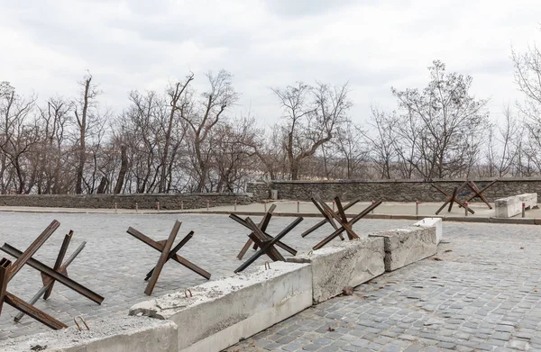 Kyiv Ucrania Mar 2022 Guerra Ucrania Calles Desiertas Erizos Antitanque —  Fotos de Stock