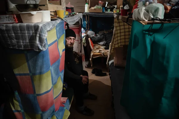 Kyiv Ukraine Mar 2022 Bărbat Care Trăiește Într Adăpost Pentru — Fotografie, imagine de stoc