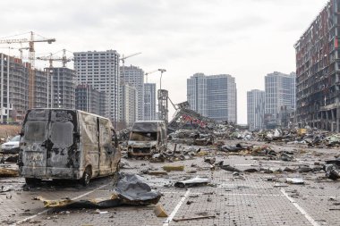 KYIV, UKRAINE - Mar. 29, 2022: Ukrayna savaşı. 21 Mart 'ta Rusya' nın Kyiv 'de düzenlediği ve en az altı kişinin hayatını kaybettiği saldırıda hasar gören alışveriş merkezi.