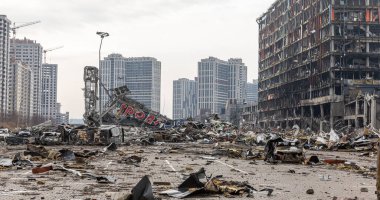 KYIV, UKRAINE - Mar. 29, 2022: Ukrayna savaşı. 21 Mart 'ta Rusya' nın Kyiv 'de düzenlediği ve en az altı kişinin hayatını kaybettiği saldırıda hasar gören alışveriş merkezi.