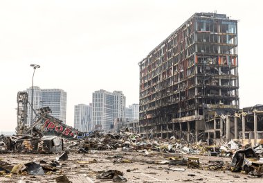 KYIV, UKRAINE - Mar. 29, 2022: Ukrayna savaşı. 21 Mart 'ta Rusya' nın Kyiv 'de düzenlediği ve en az altı kişinin hayatını kaybettiği saldırıda hasar gören alışveriş merkezi.