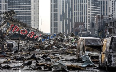 KYIV, UKRAINE - Mar. 29, 2022: Ukrayna savaşı. 21 Mart 'ta Rusya' nın Kyiv 'de düzenlediği ve en az altı kişinin hayatını kaybettiği saldırıda hasar gören alışveriş merkezi.