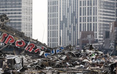 KYIV, UKRAINE - Mar. 29, 2022: Ukrayna savaşı. 21 Mart 'ta Rusya' nın Kyiv 'de düzenlediği ve en az altı kişinin hayatını kaybettiği saldırıda hasar gören alışveriş merkezi.