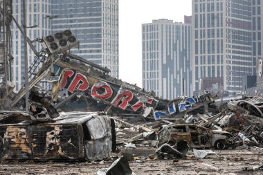 KYIV, UKRAINE - Mar. 29, 2022: Ukrayna savaşı. 21 Mart 'ta Rusya' nın Kyiv 'de düzenlediği ve en az altı kişinin hayatını kaybettiği saldırıda hasar gören alışveriş merkezi.