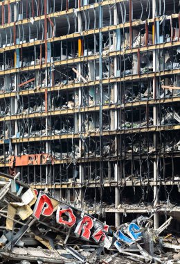 KYIV, UKRAINE - Mar. 29, 2022: Ukrayna savaşı. 21 Mart 'ta Rusya' nın Kyiv 'de düzenlediği ve en az altı kişinin hayatını kaybettiği saldırıda hasar gören alışveriş merkezi.