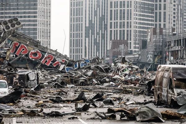 KYIV, UKRAINE - Mar. 29, 2022: Ukrayna savaşı. 21 Mart 'ta Rusya' nın Kyiv 'de düzenlediği ve en az altı kişinin hayatını kaybettiği saldırıda hasar gören alışveriş merkezi.