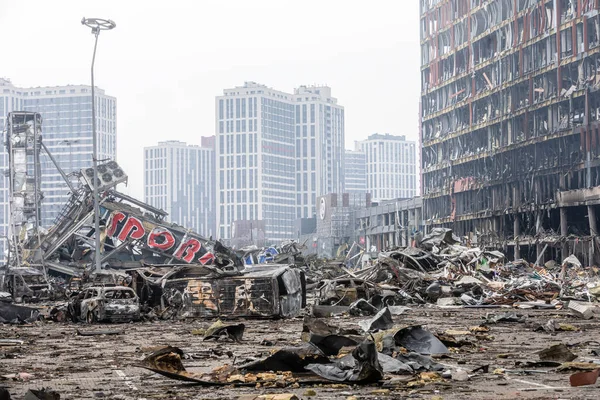 KYIV, UKRAINE - Mar. 29, 2022: Ukrayna savaşı. 21 Mart 'ta Rusya' nın Kyiv 'de düzenlediği ve en az altı kişinin hayatını kaybettiği saldırıda hasar gören alışveriş merkezi.