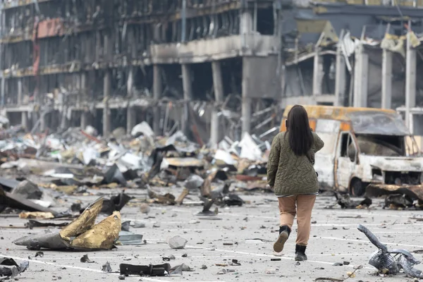 Kyiv Ukraine 2022年9月29日 ウクライナで戦争 緊急サービスによると 少なくとも6人が死亡したキエフのロシアの攻撃によって3月21日にシールによって損傷を受けたショッピングセンター — ストック写真