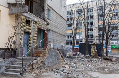 KYIV, UKRAINE - Mar. 31, 2022: Ukrayna savaşı. Rus roketinin Kyiv 'e yaptığı saldırı sonucu bina yıkıldı