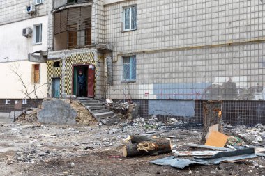 KYIV, UKRAINE - Mar. 31, 2022: Ukrayna savaşı. Rus roketinin Kyiv 'e yaptığı saldırı sonucu bina yıkıldı